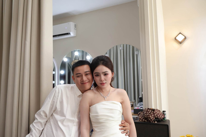 Vợ Hoài Lâm vừa mở tài khoản Facebook và chia sẻ khoảnh khắc đẹp trong quá trình tổ chức đám cưới.