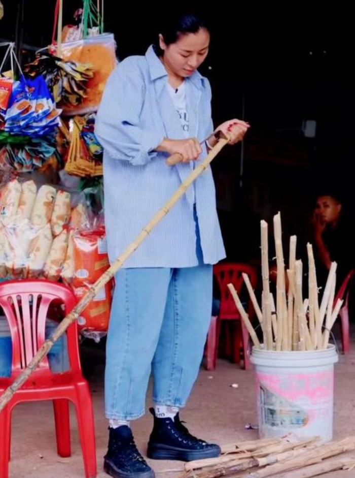 Nam Thư từng trở về quê trải nghiệm công việc bán tạp hóa.