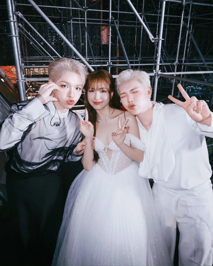 Tâm sự thật lòng của Hòa Minzy về Đức Phúc nhận sự quan tâm của khán giả. Nam ca sĩ kém Hòa Minzy 1 tuổi và xem nhau như chị em trong nhà.&nbsp;