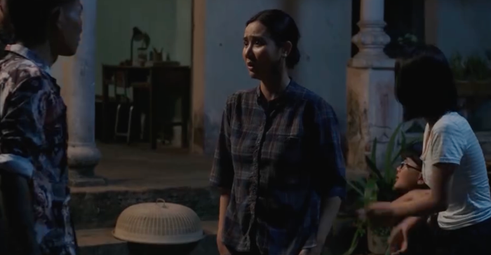 Bữa cơm bình yên của ba mẹ con Hạnh bất ngờ biến thành cơn ác mộng khi nhóm chủ nợ kéo đến tận nhà.