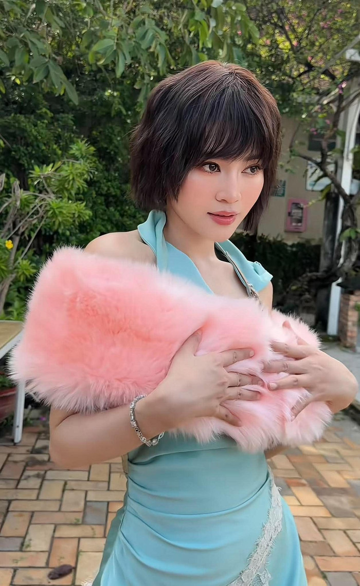 Ninh Dương Lan Ngọc gây chú ý khi báo tin 'Nhà có hỷ'.