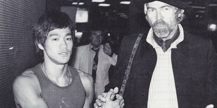 James Coburn không chỉ học võ mà còn đặc biệt ngưỡng mộ tư tưởng Triệt Quyền Đạo của Lý Tiểu Long.