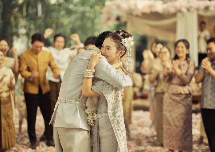 Phương Mỹ Chi gây sốt với đám cưới cùng diễn viên Bảo Định trong MV.