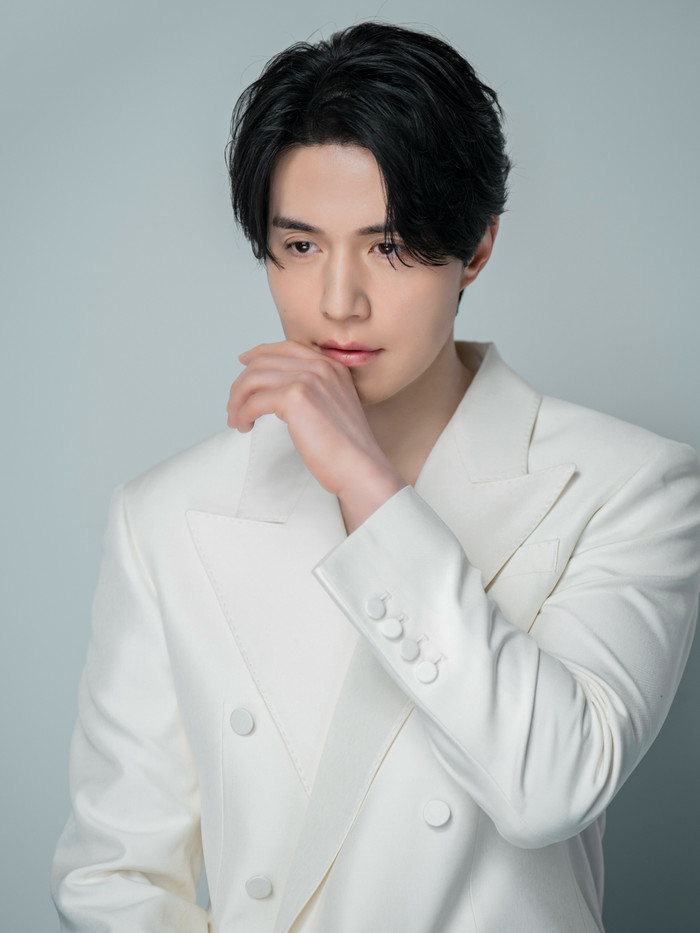Lee Dong Wook tích cực đóng phim.
