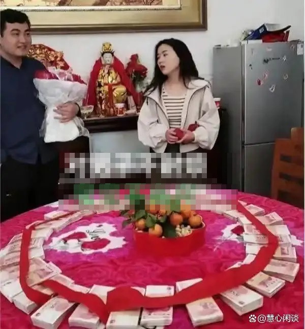 Chàng trai gom hơn 1 tỷ đồng tiền sính lễ, cô gái vẫn khó chịu vì một điều trong ngày đính hôn Ảnh 1