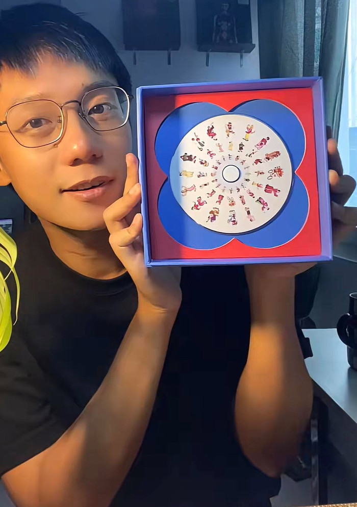 Bảo Định 'đập hộp' album mới của Phương Mỹ Chi. Tuy nhiên hành động này gây ra nhiều ý kiến trái chiều vì thời điểm đó, album chưa chính thức phát hành.