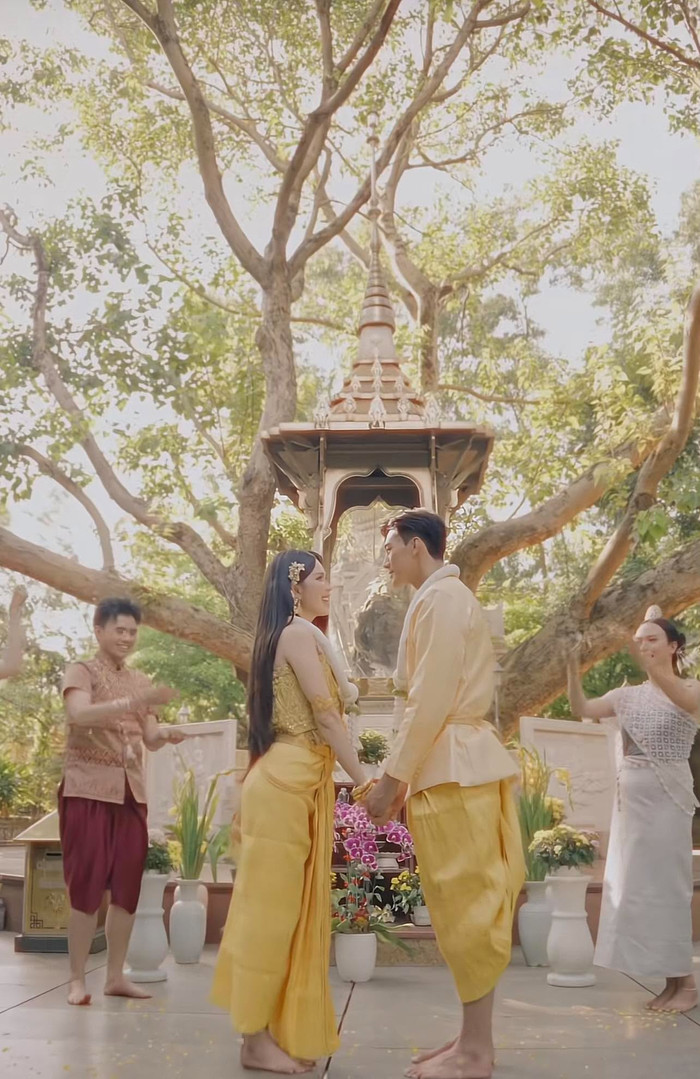 Ngọc Trinh và Mạc Trung Kiên tái hiện cảnh đám cưới gây sốt trong MV Thiên Đường Với Người Thương của Phương Mỹ Chi.