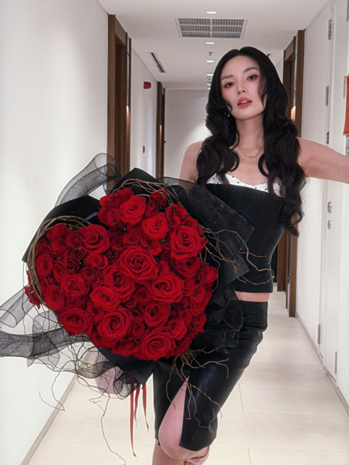 Kỳ Duyên ôm bó hoa hồng to đến chúc mừng Đoàn Thiên Ân.