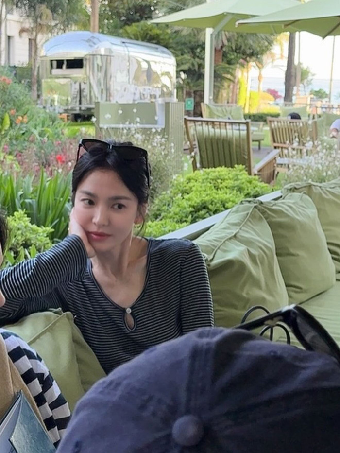 Song Hye Kyo thường xuyên chia sẻ ảnh đời thường không son phấn.
