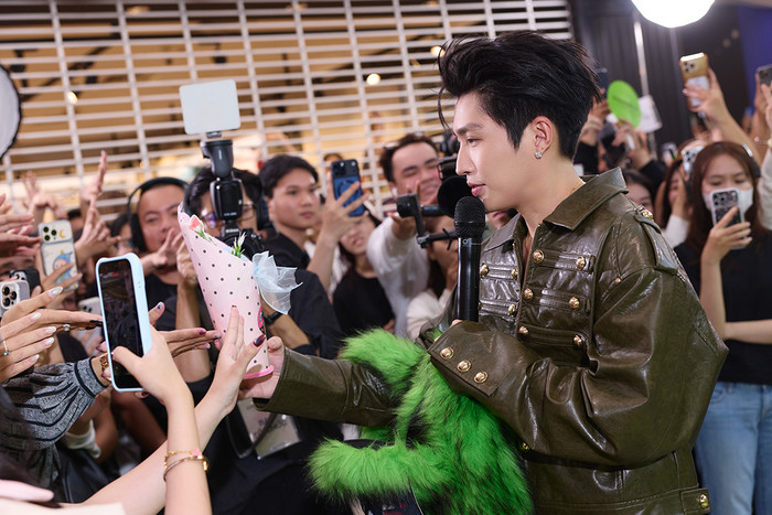 Cody Nam Võ có hành động tinh tế dành cho fan nữ gây 'dậy sóng' Ảnh 2