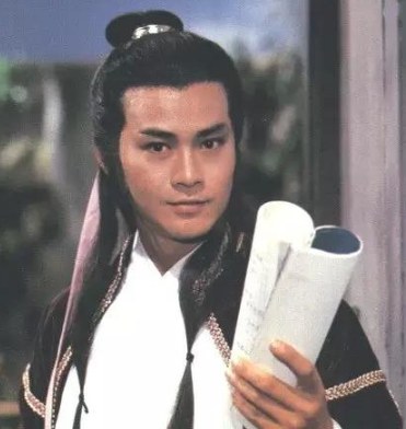 Sở Lưu Hương nổi tiếng với phong thái ung dung, tự tại nhưng vẫn nhiều lần bị cuốn vào những bí mật và cuộc tranh đấu của võ lâm.