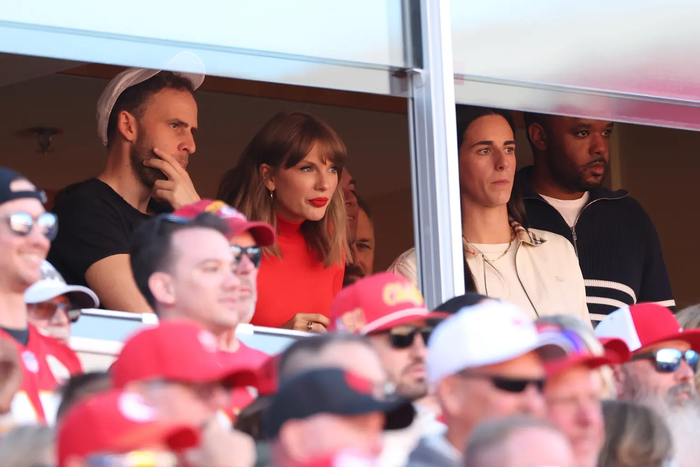 Taylor Swift có mặt tại trận đấu bóng bầu dục giữa Kansas City Chiefs và Los Angeles Chargers.