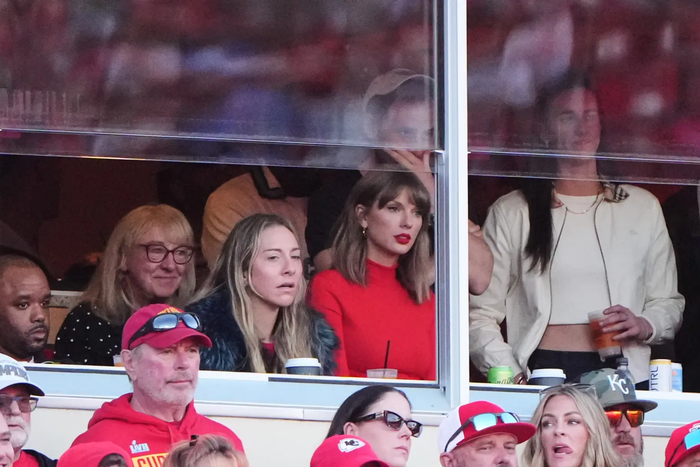Dù là người hâm mộ lâu năm của Taylor Swift, Molstad khẳng định cô và bạn mình đã chủ động không tiếp cận hay làm phiền nữ ca sĩ sau trận đấu.