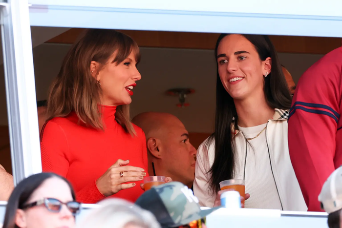Taylor Swift bất ngờ có hành động gay gắt với khán giả quay lén Ảnh 1
