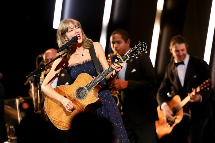 Taylor Swift xúc động khi lần đầu biểu diễn cùng ban nhạc sau gần 2 năm Ảnh 4
