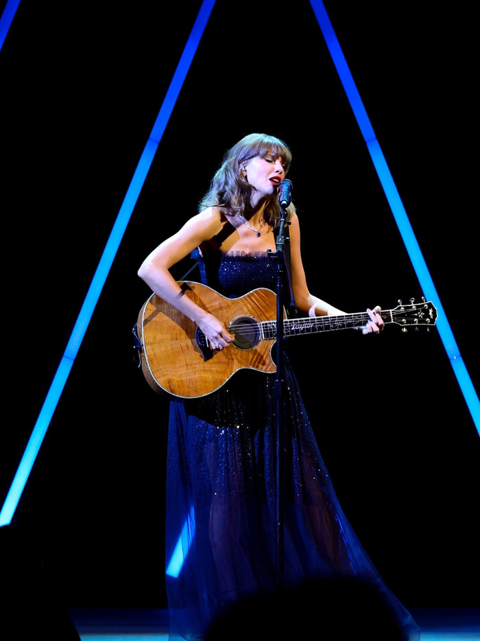 Taylor Swift xúc động khi lần đầu biểu diễn cùng ban nhạc sau gần 2 năm Ảnh 2
