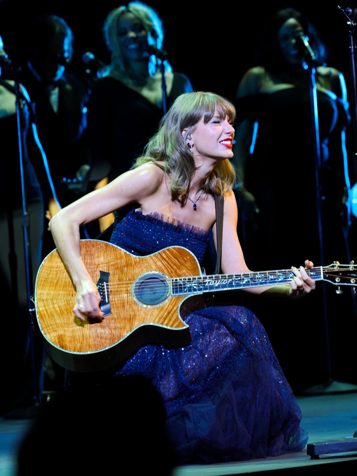 Taylor Swift xúc động khi lần đầu biểu diễn cùng ban nhạc sau gần 2 năm Ảnh 3