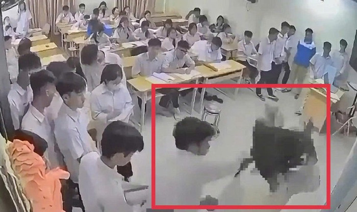 Hình ảnh nam sinh đấm cô giáo ngay trên bục giảng - Ảnh chụp màn hình&nbsp;