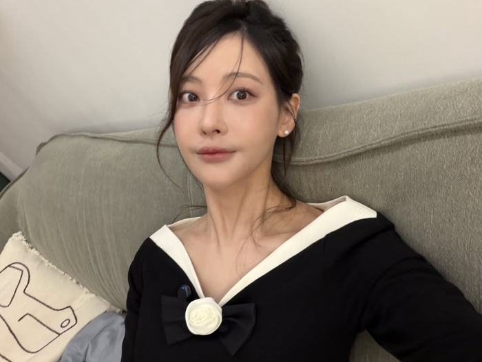 Oh Yeon Seo ngồi trên ghế sofa, hướng ánh nhìn về phía ống kính và tạo dáng với biểu cảm tinh nghịch.