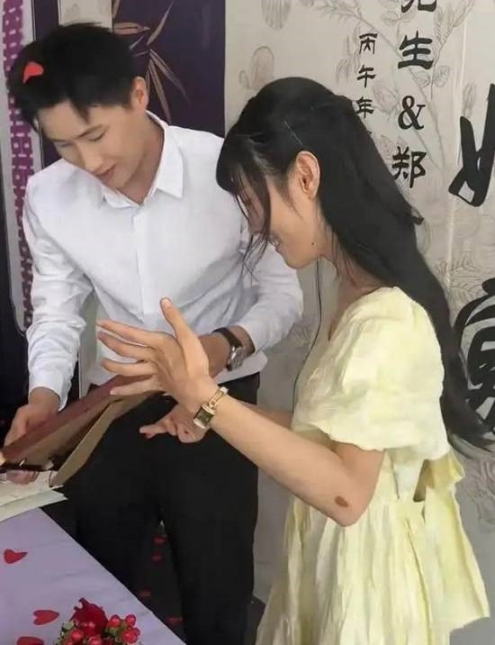 Cô gái mắc chứng bại não được bạn trai điển trai cầu hôn, đáp trả khi bị chê không xứng Ảnh 4