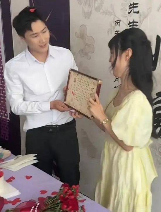 Cô gái mắc chứng bại não được bạn trai điển trai cầu hôn, đáp trả khi bị chê không xứng Ảnh 3