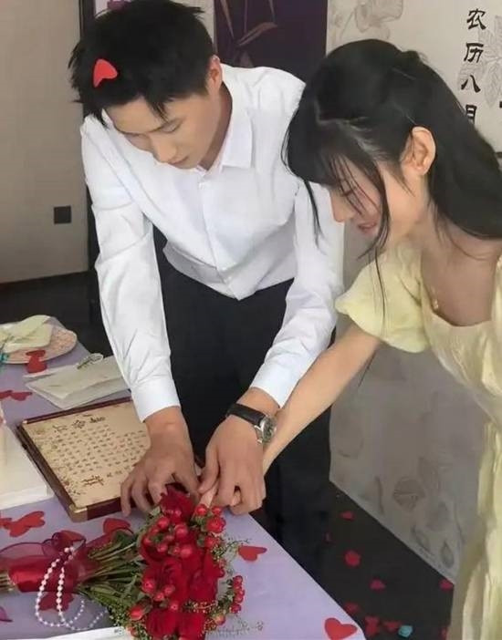 Cô gái mắc chứng bại não được bạn trai điển trai cầu hôn, đáp trả khi bị chê không xứng Ảnh 2