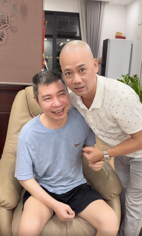 Đạo diễn Bình Trọng đến thăm NSND Công Lý.
