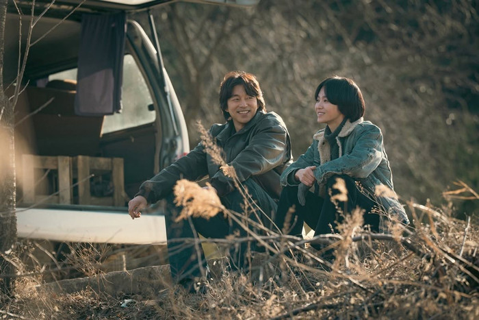Song Hye Kyo và Gong Yoo hóa thân thành đôi bạn thanh mai trúc mã cùng vượt qua nghịch cảnh để theo đuổi giấc mơ trong ngành giải trí.