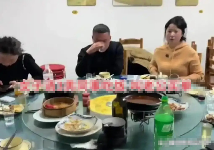 Vợ giục đến nhà hàng gấp, người chồng bàng hoàng khi nhìn thấy khung cảnh bên trong Ảnh 1