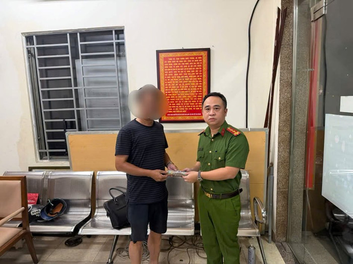 Công an phường Hoàn Kiếm trao trả số tiền 58.600.000 đồng cho anh Phạm Văn C. Ảnh: Công an TP Hà Nội
