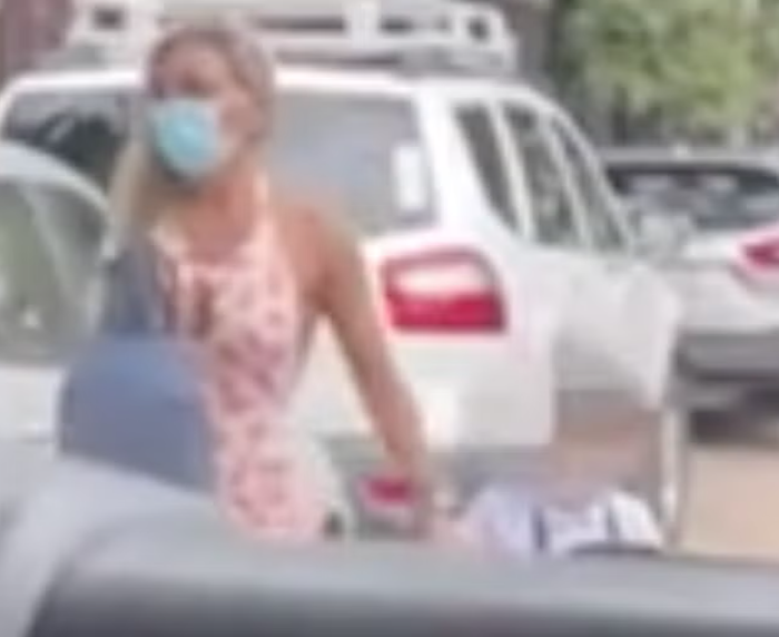 “Tôi là một người mẹ năng động, vừa làm việc vừa chăm sóc con trai nhỏ bằng tất cả tình yêu thương trên đời”, cô viết để đáp lại đoạn video được đăng tải trên TikTok.