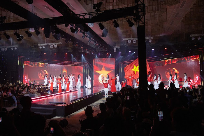 Các thí sinh trong đêm thi chung kết Miss Charm Vietnam 2026.