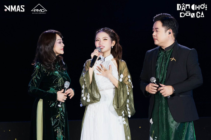 Phương Mỹ Chi kết hợp cùng danh ca Hương Lan và ba nuôi Quang Lê tại đêm nhạc Dân chơi dân ca.