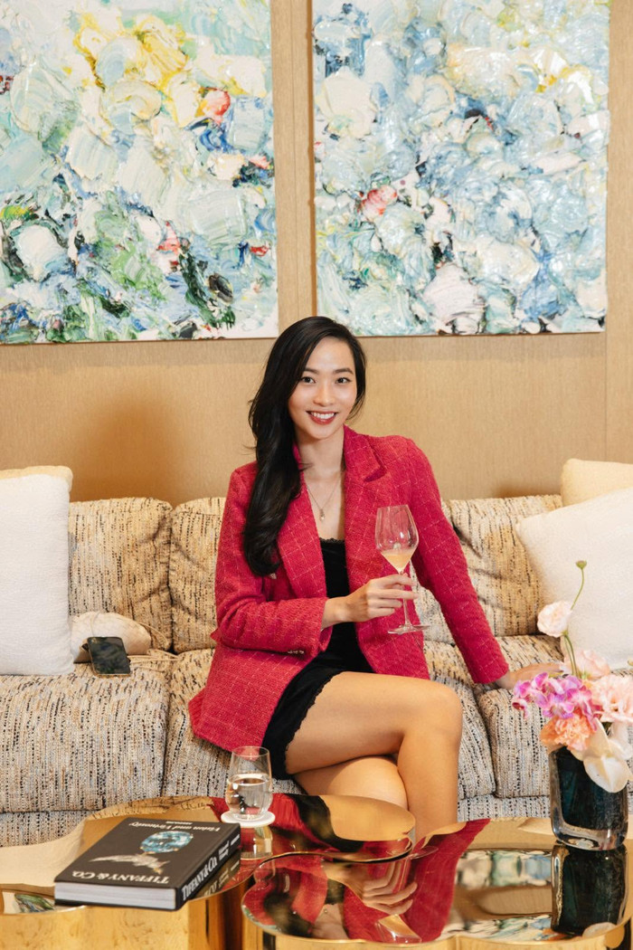 Người đẹp 9X gây ấn tượng với gu thời trang đa dạng, thanh lịch.