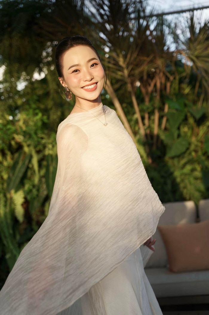 Tân Miss Charm Vietnam còn hoạt động với vai trò MC song ngữ.