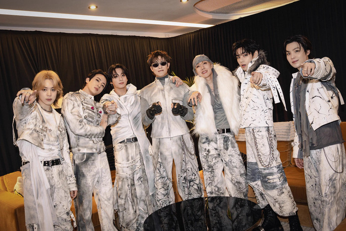 BTS chinh phục Argentina sau 13 năm chờ đợi, ARMY bật khóc giữa mưa lớn Ảnh 4