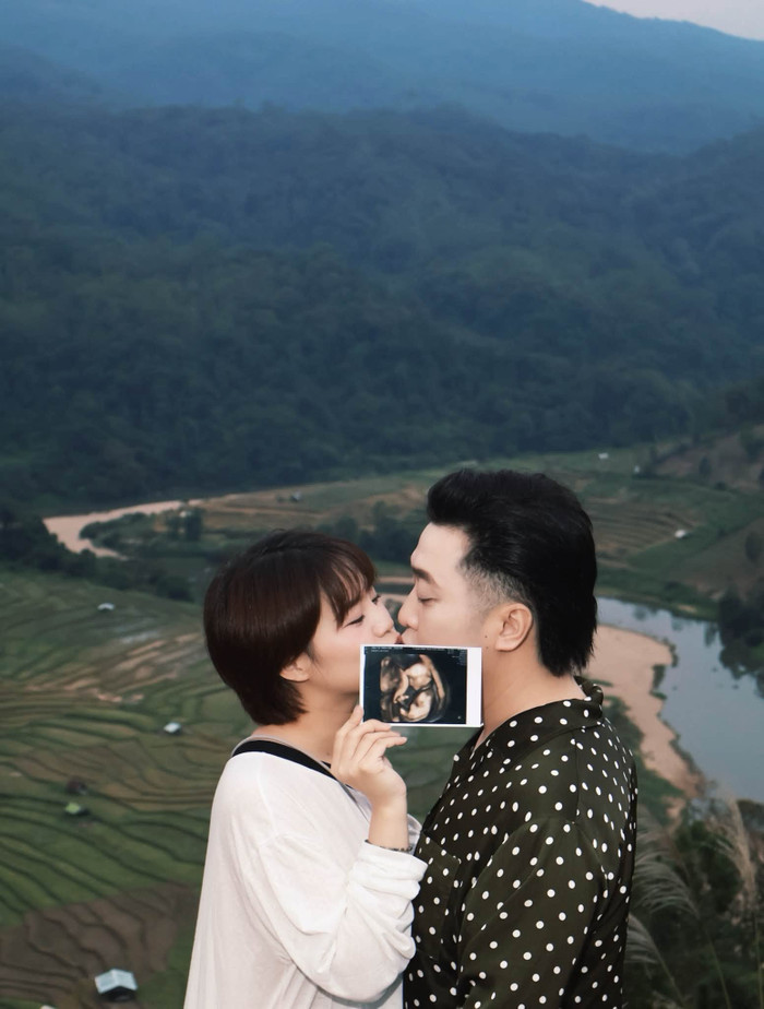 Khán giả chúc mừng vợ chồng Thu Trang và Yanbi.