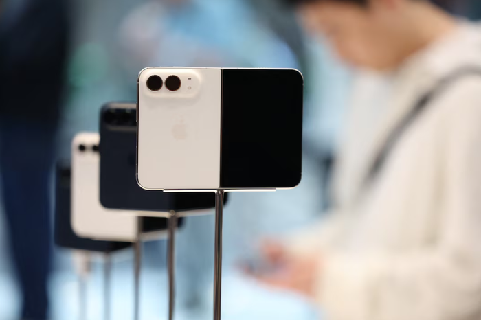 iPhone Duo gây chú ý với màn hình gập 7,6 inch, khung titan và thiết kế bản lề được Apple đầu tư phát triển. Ảnh: Reuters.