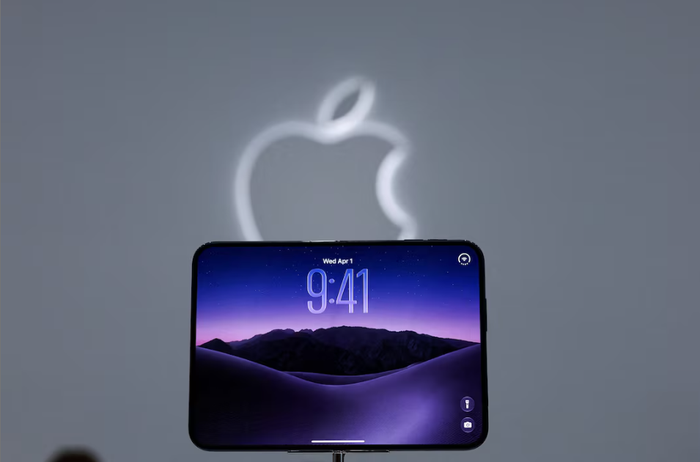 Dù sở hữu thiết kế mới lạ, iPhone Duo vẫn nhận nhiều ý kiến trái chiều về khả năng sử dụng thực tế và những tính năng phải đánh đổi. Ảnh: Reuters.