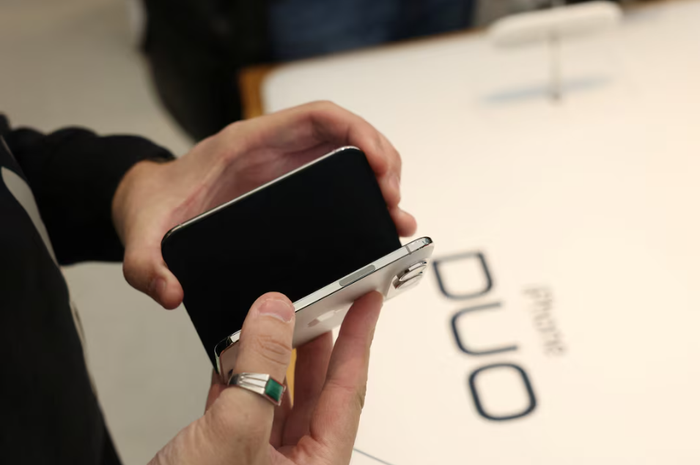 iPhone Duo đánh dấu lần đầu tiên Apple tham gia thị trường smartphone màn hình gập, mở ra giai đoạn mới trong cuộc cạnh tranh với Samsung và Huawei. Ảnh: Reuters.