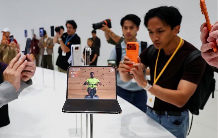 Sự xuất hiện của iPhone Duo được kỳ vọng sẽ thúc đẩy thị trường điện thoại gập, đồng thời gia tăng áp lực cạnh tranh lên Samsung và Huawei. Ảnh: Reuters.
