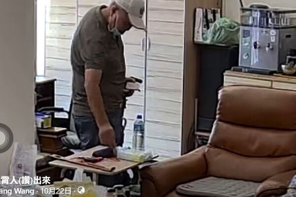 Gia đình tìm kính để hỏa táng người cha quá cố, xem camera liền phát hiện chuyện khó tin Ảnh 1