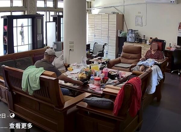 Gia đình tìm kính để hỏa táng người cha quá cố, xem camera liền phát hiện chuyện khó tin Ảnh 2