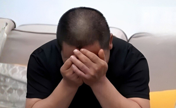Người chồng đau đớn phát hiện ra việc vợ ngoại tình sau lần cô về quê dự đám cưới. Ảnh minh họa
