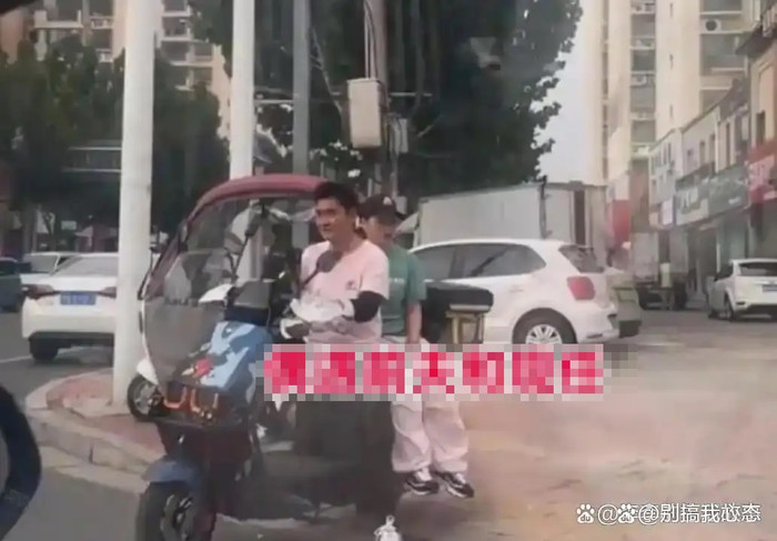 Người phụ nữ ly hôn chồng vì nghèo, một năm rưỡi sau chết lặng trước cảnh tượng trên phố Ảnh 1
