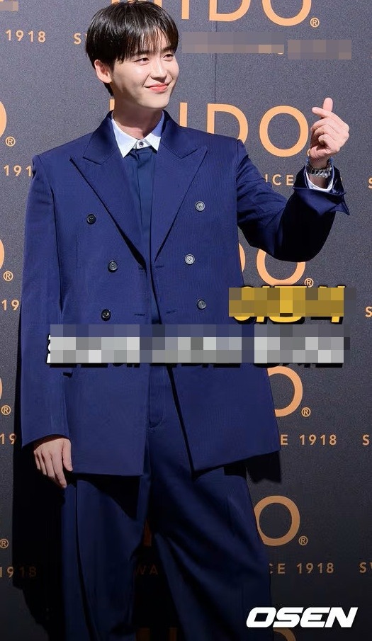 Lee Jong Suk xuất hiện lịch lãm tại một sự kiện mới đây. (Ảnh OSEN)