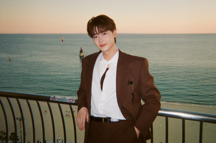 Lee Jong Suk ghi điểm với diện mạo như nam thần bước ra từ truyện cổ tích.