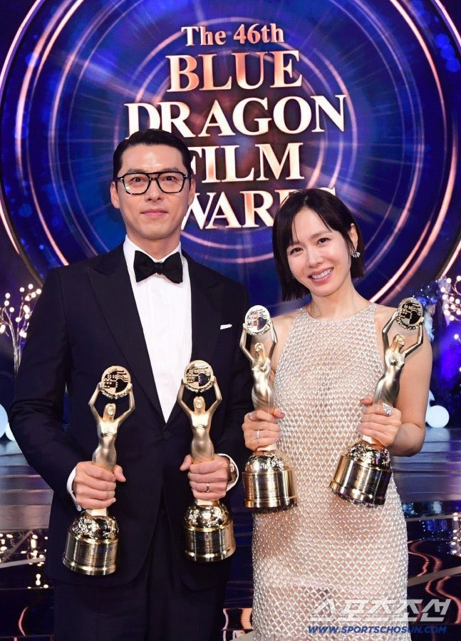 Hyun Bin và Son Ye Jin 'bội thu' tại lễ trao giải năm ngoái. (Ảnh Sports Chosun)