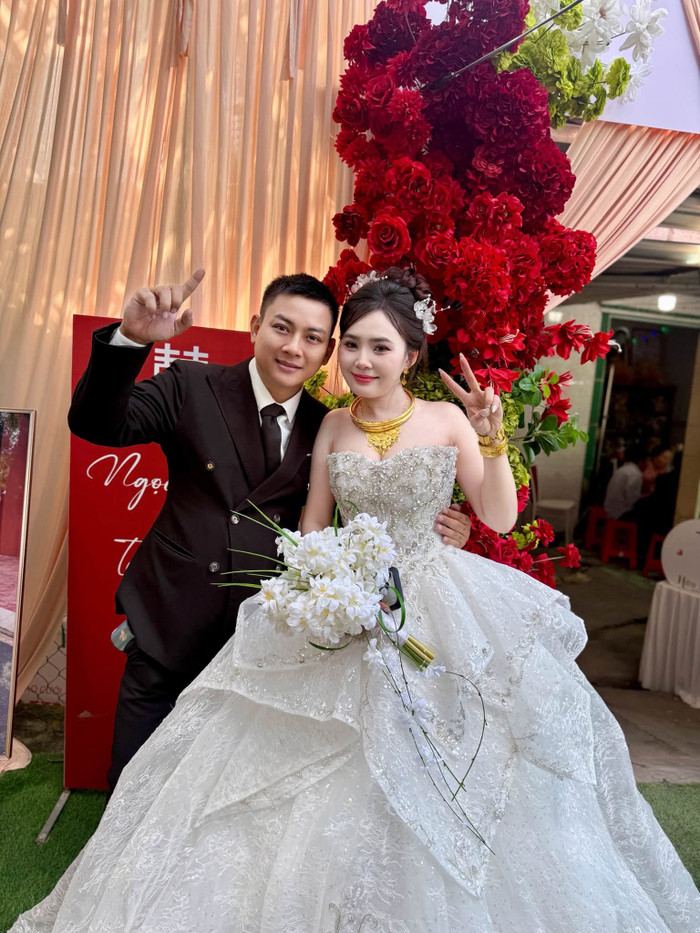 Hoài Lâm và Ngọc Trinh trong đám cưới diễn ra tại quê nhà Vĩnh Long.