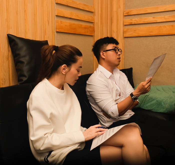 Nhạc sĩ Nguyễn Hồng Thuận chia sẻ hình ảnh trong phòng thu cùng Hồ Ngọc Hà.